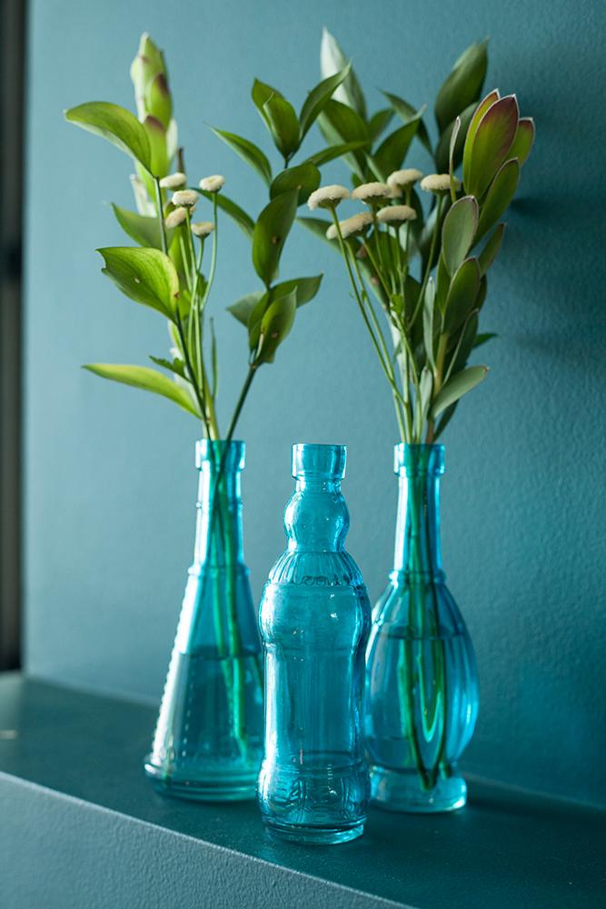 3-Pack 6.6&quot; Marguerite Turquoise Vintage Glass Bottle with Wedding Flower Bud Vase with Cork - Luna Bazaar | Boho &amp; Vintage Style Decor